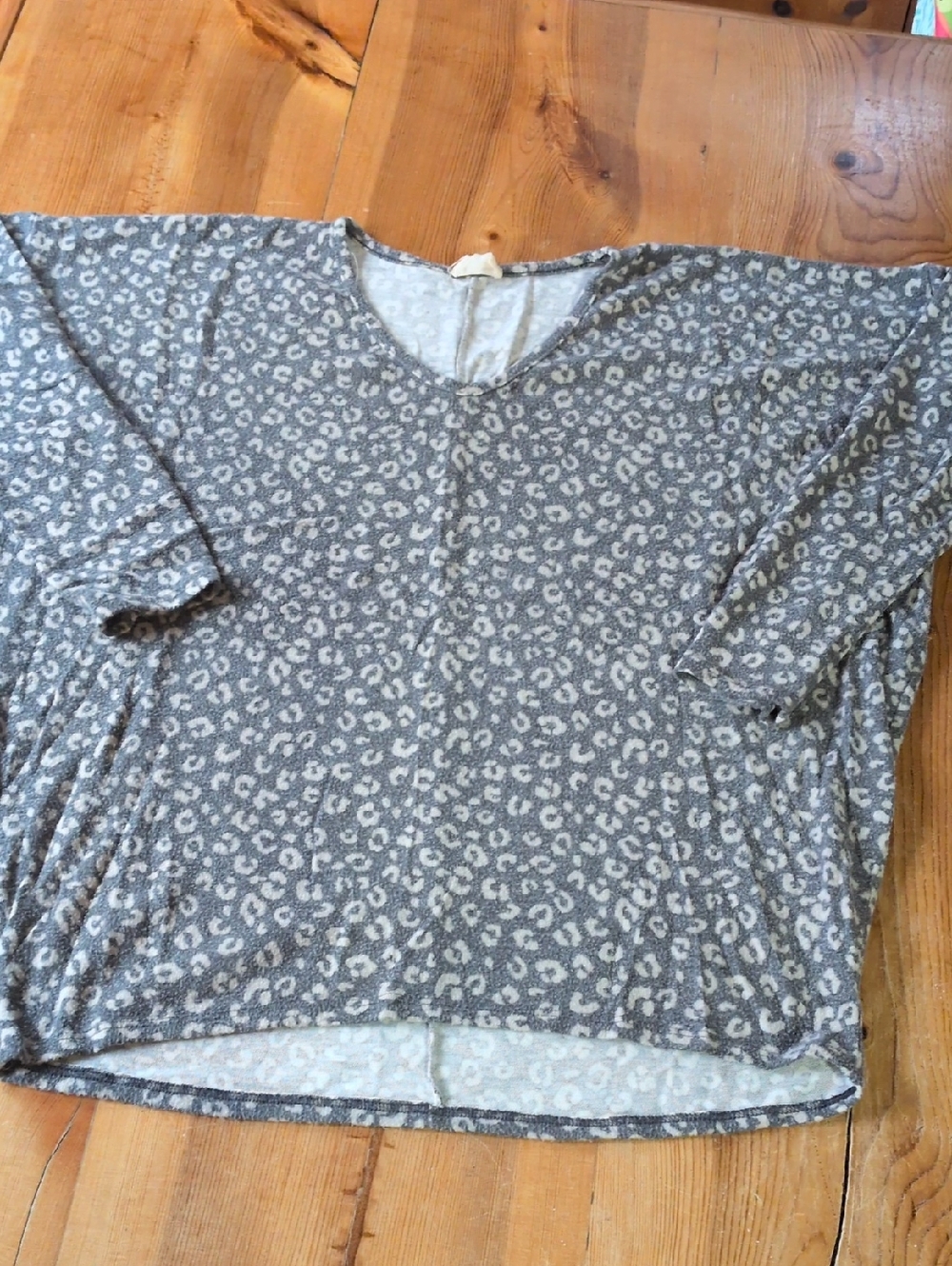 1.4.3. Story by Line Up Gray and White Leopard Print V-Neck Top